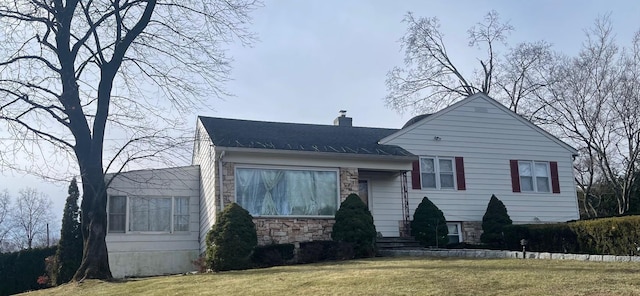 view of front facade featuring a front yard