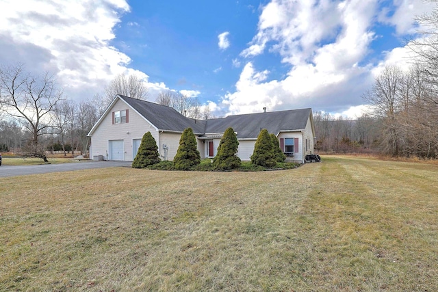 view of front facade featuring a front lawn and a garage