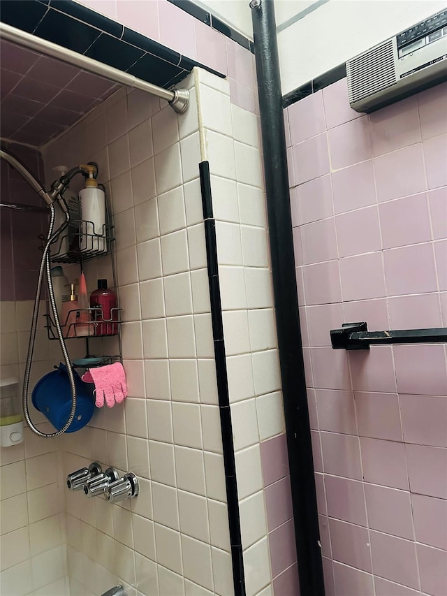 bathroom with tiled shower / bath