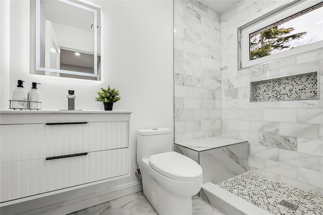 bathroom with tiled shower, toilet, and sink