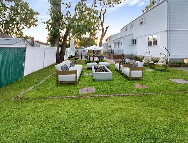 view of yard with an outdoor living space