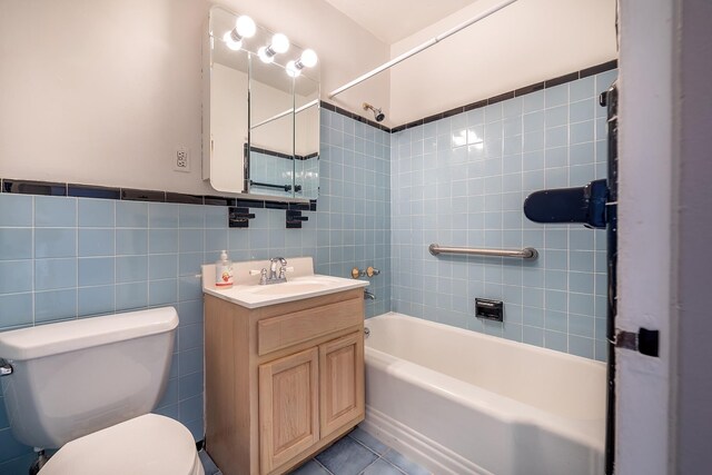 2727 Palisade Ave Unit 16Ab, Bronx, NY 10463 - bathroom with tile walls, toilet, vanity, and shower / washtub combination