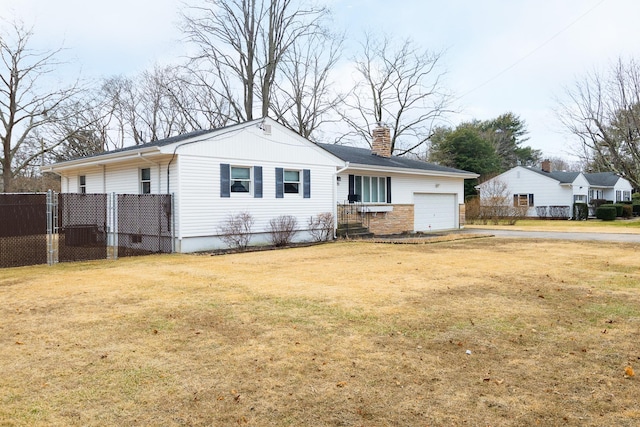 view of front of home featuring a front yard and a garage