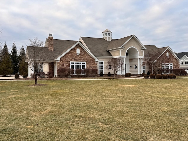 view of front of house featuring a front lawn