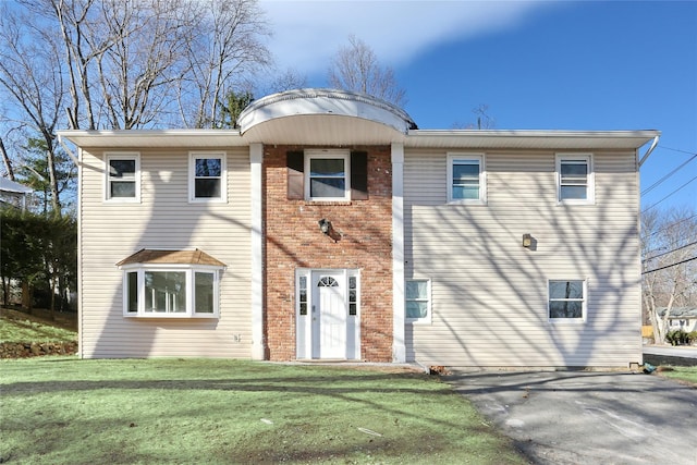 view of front of property with a front yard