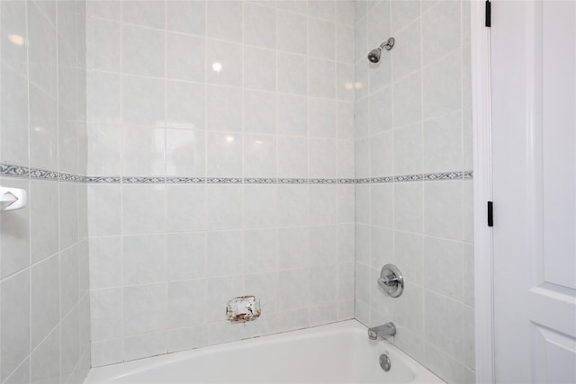 bathroom with tiled shower / bath