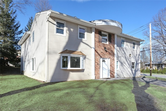 view of front of house featuring a front yard