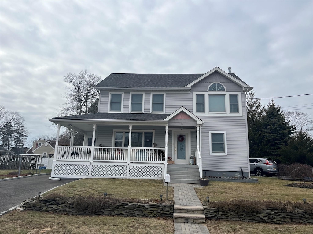 view of front facade with a porch and a front lawn