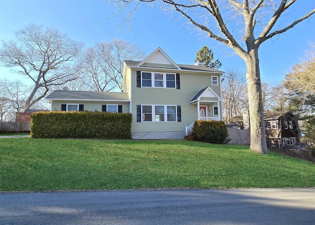 view of front of home featuring a front yard