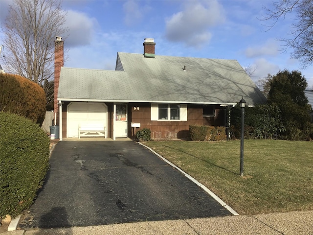 view of front of home featuring a front lawn and a garage