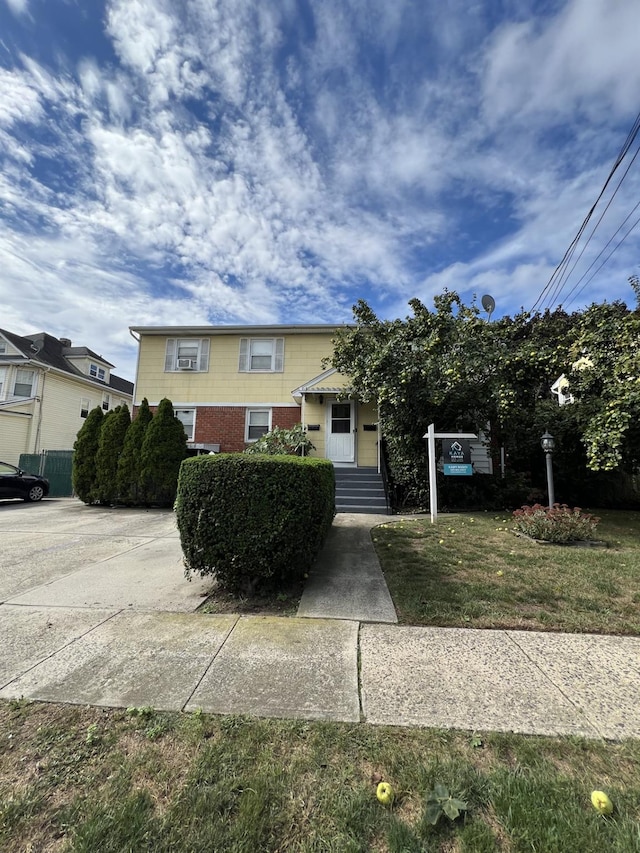 view of front facade featuring a front lawn