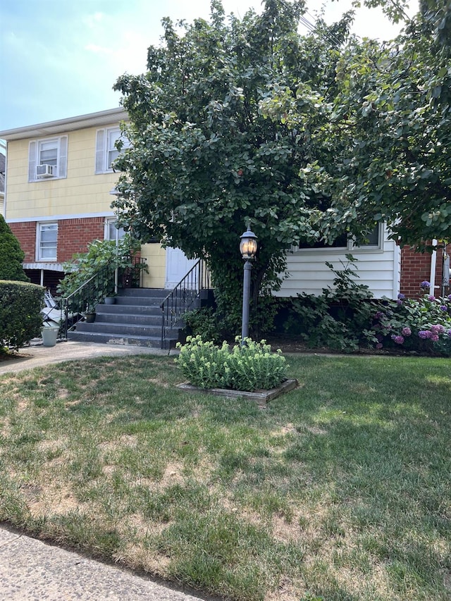 view of front of property with a front yard