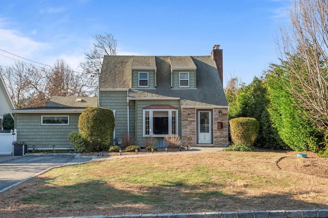 view of front of property featuring a front lawn