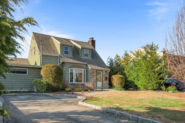 view of front facade featuring a front lawn