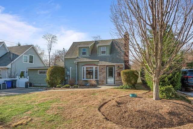 view of front of property featuring a front yard