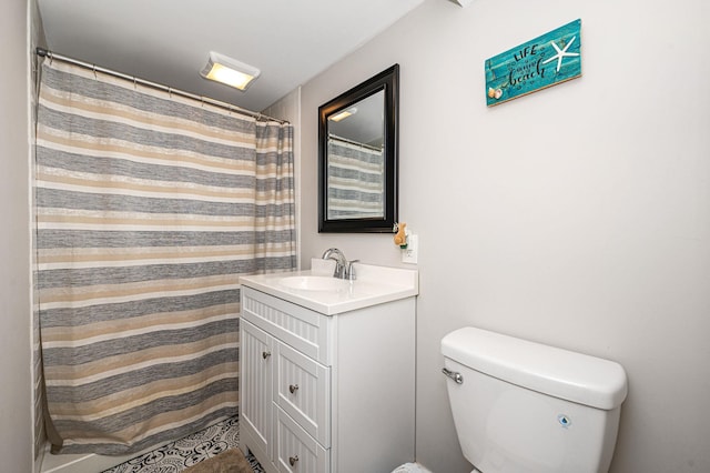 bathroom with a shower with curtain, vanity, and toilet