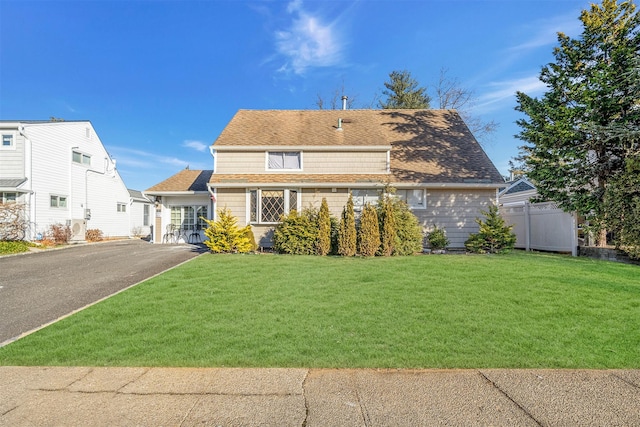 view of front of house featuring a front lawn