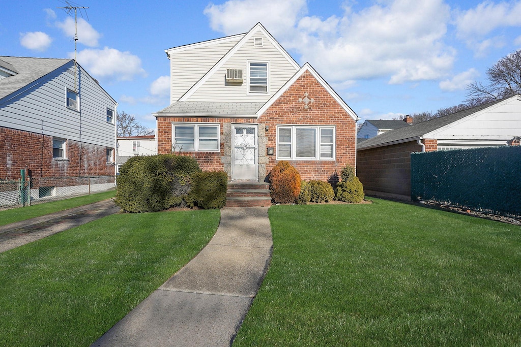 view of front of house featuring a front lawn