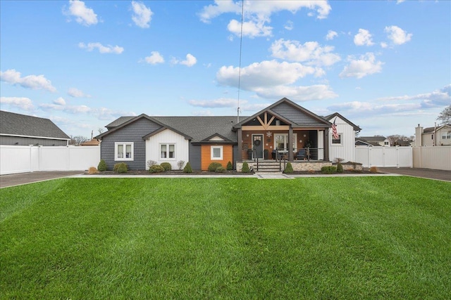 craftsman-style home featuring a front lawn and covered porch