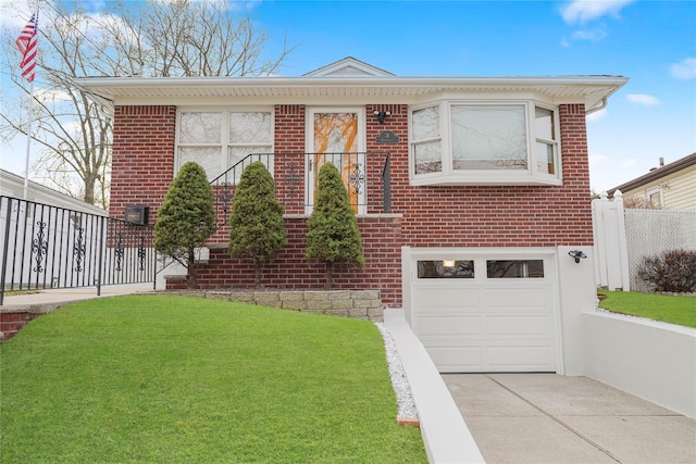 view of front of house featuring a front lawn and a garage