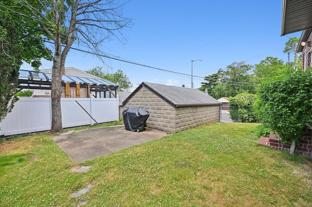 view of yard featuring a patio