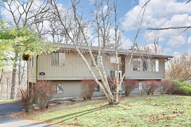 view of front facade featuring a front yard