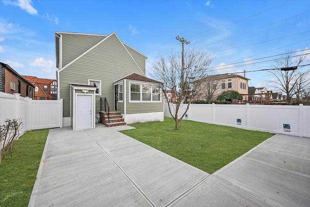 back of house featuring a lawn