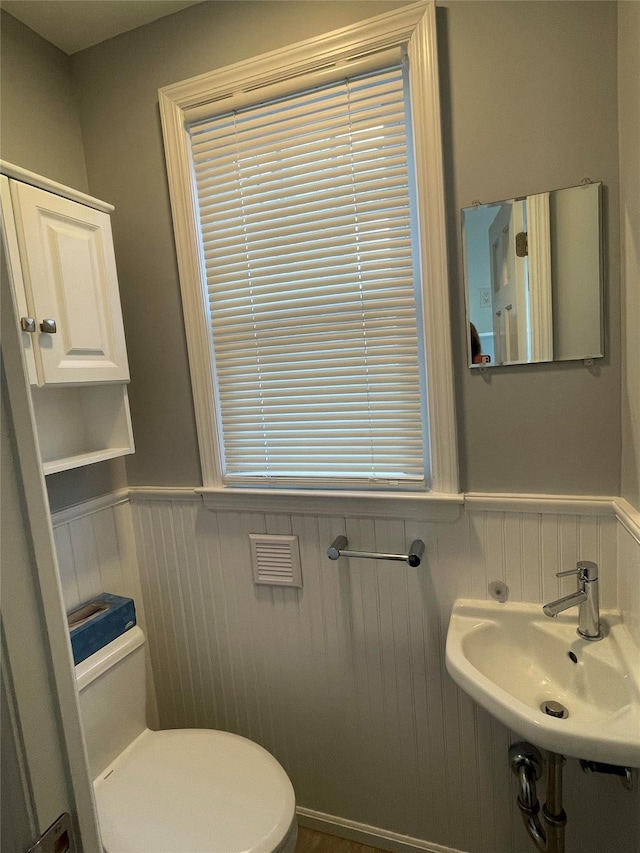 bathroom featuring toilet and sink