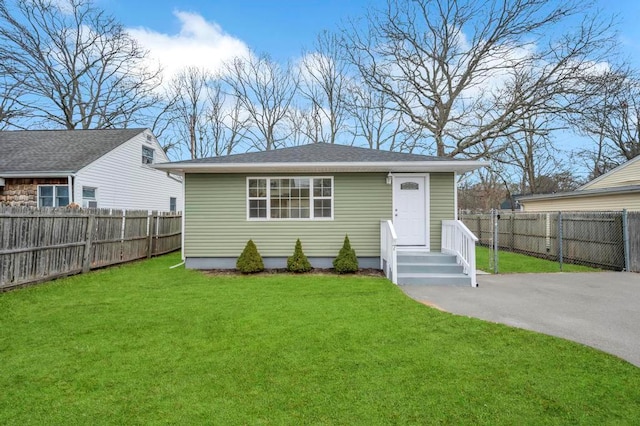 bungalow featuring a front lawn