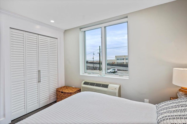 bedroom featuring a wall mounted air conditioner and a closet