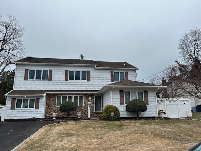 front of property featuring a front yard