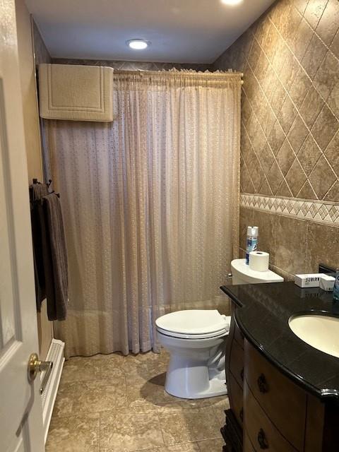 bathroom featuring toilet, a shower with curtain, and vanity