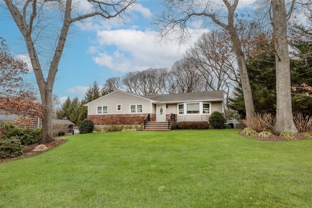 ranch-style home with a front yard