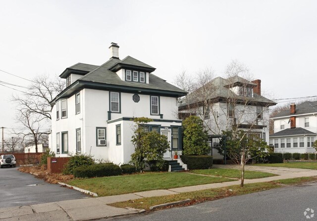 view of front of house featuring a front lawn