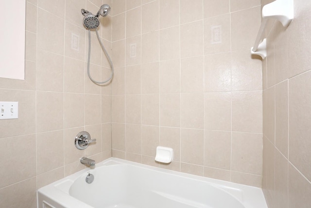 bathroom featuring tiled shower / bath