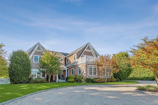 view of front of house featuring a front lawn