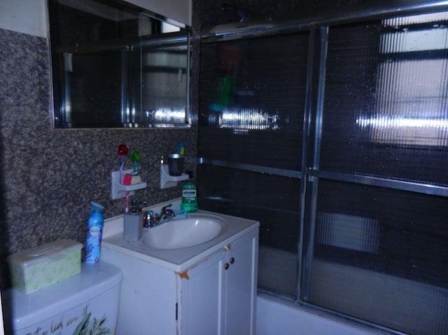 full bathroom with vanity, backsplash, toilet, and enclosed tub / shower combo