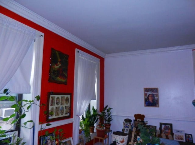 dining area with ornamental molding