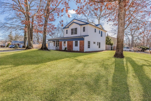 view of front of house featuring a front lawn