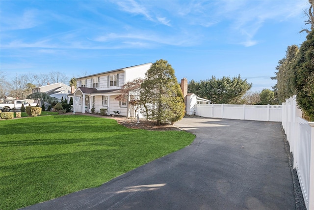 view of front of property featuring a front lawn