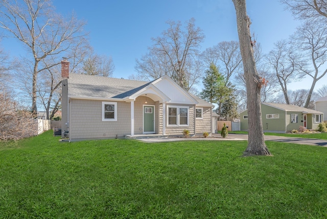 view of front of house featuring a front yard