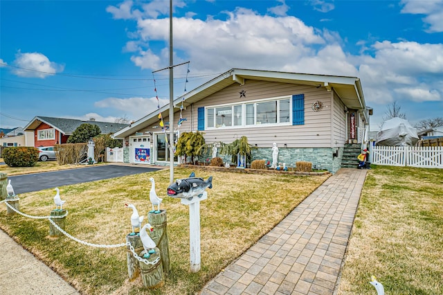 view of front of property featuring a front lawn and a garage