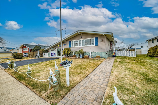 view of front of house featuring a front lawn and a garage