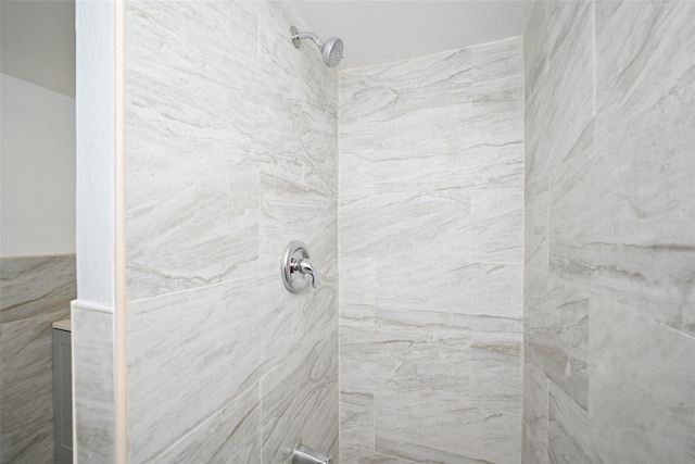 bathroom featuring a tile shower