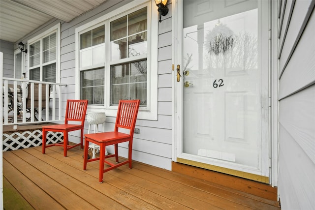 entrance to property featuring a porch