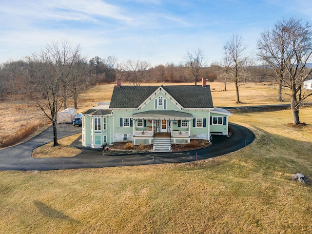 view of front facade featuring a porch and a front lawn