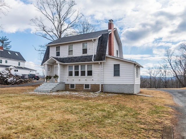 view of front of property featuring a front lawn