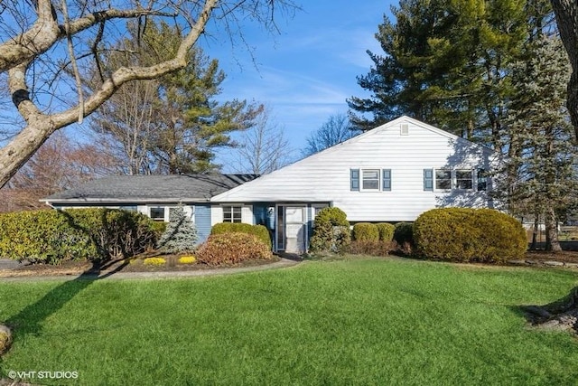 view of front facade with a front yard