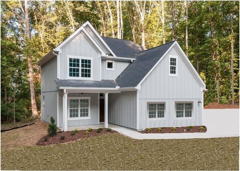 view of front of home with a front lawn