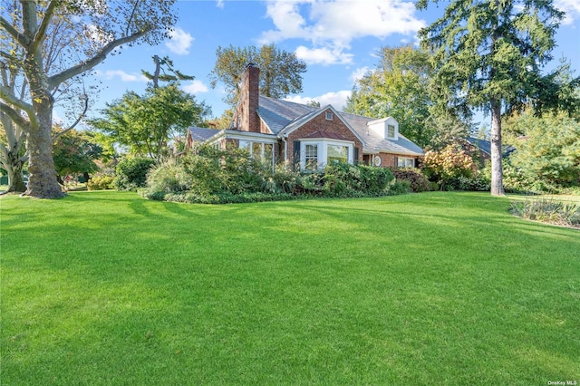 view of front of property featuring a front lawn